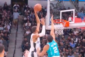 我只是微微一笑~文班亚马单打格威 转身蹦起左手单臂隔扣很轻松！ 配图