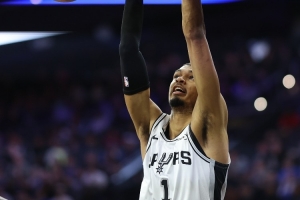 文班：上次输给黄蜂我有很大责任 今天我们攻防两端都压制了他们 配图