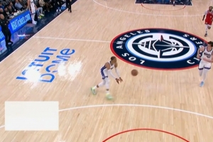 不贪功！威少面对空篮送妙传 雷诺接球起飞双手暴扣&10中10 配图