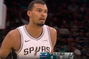 就是自信！文班亚马三分线外接球干拔 首次出手就命中！ 配图