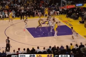 穷追猛打！里夫斯单挑穆雷 点飞防守打板命中助湖人领先16分打停 配图