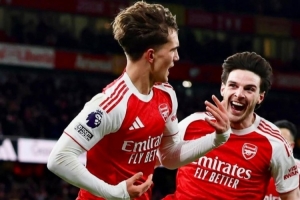 赖斯社媒晒照庆祝胜利:战斗到底,下周二酋长球场见! 配图