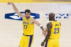 詹姆斯:这将是东契奇身披湖人战袍 命中的无数绝杀球的第一个 配图