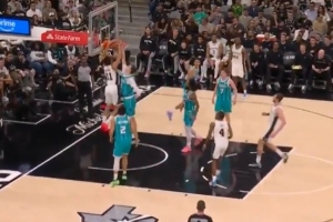 不愧是参加过扣篮大赛的！卡特·布莱恩特空切隔扣卡尔克布伦纳！ 配图