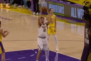 内线真空！肯纳德和东契奇盯人不紧 斯潘塞·琼斯起飞空篮暴扣 配图