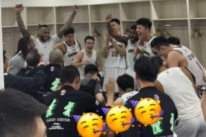 王岚嵚晒辽篮在更衣室的疯狂庆祝照:这是团队的力量 配图