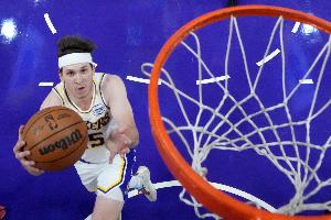 枪管发烫！里夫斯首节5投4中&三分3中2 拿到10分1助攻1盖帽 配图