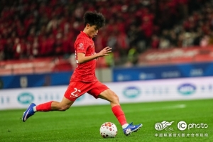 海港队4-1战胜青岛西海岸队，感谢现场球迷们不遗余力呐喊助威 配图