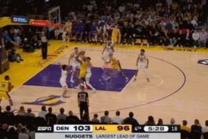 还得老头来止血！詹姆斯强突对抗抛投打板命中 可惜加罚没进 配图