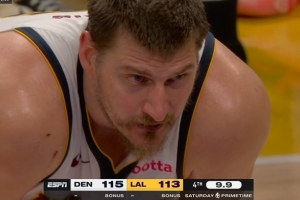 致命切球！里夫斯中路突破攻筐 被约老师“鬼手掏”干净断掉 配图