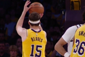 詹姆斯再谈里夫斯1+2:这非常困难&罕见 因为没人会练习故意罚丢 配图