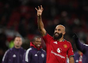 姆伯莫：备战时间充裕对球队很有帮助 我证明自己可以踢多个位置 配图