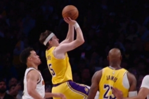 一个字：绝！超清慢镜头看里夫斯1+2：险些脱手 调整后稳稳抛投 配图