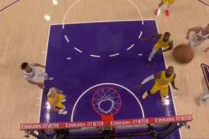 提前犯规了~戈登单打詹姆斯碾到篮下 身体失衡高打板打进但是无效 配图