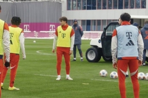 拜仁官方社媒晒抢圈训练视频,球员们流畅一脚出球+迪亚斯破门 配图