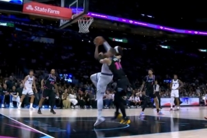 有点危险！希罗抱小卡特脖子险引冲突 前者不必要动作吃一级恶犯 配图