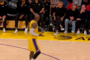 担当!詹姆斯询问教练组:八村几犯了?有必要的话 我来防约基奇 配图