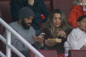 枪迷们想念吗？拉卡泽特携妻儿出现在阿森纳vs埃弗顿现场看台上 配图