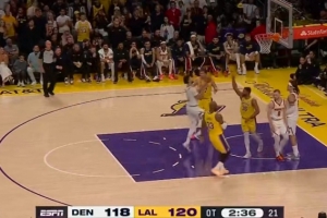 最后一道防线！斯玛特退防一防二最终阻挡犯规送两罚 配图