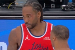 小卡眼角被打破血流不止 回更衣室治疗之后已经重回球场 配图