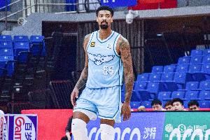 媒体人：青岛的内线实力被山东进一步拉开差距 球队只能依靠米奇 配图