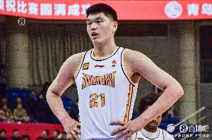 两大内线都被打掉！刘传兴10分钟&葛昭宝17分钟均犯满离场 配图