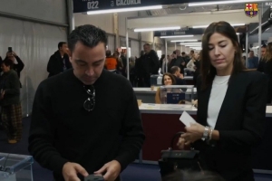 巴萨官方社媒晒哈维投票视频，此前曾炮轰拉波尔塔 配图