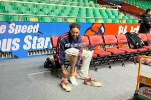 鲁媒:山东男篮大外援琼斯脚上伤好多了 还是有感觉 是拉伤 配图