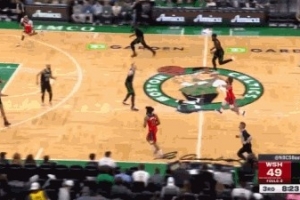 超远距离！特雷·杨后场长传助飞库利巴利空接暴扣 配图