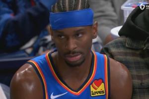 可怕!全场起立庆祝历史性瞬间 唯独亚历山大全程面无表情 配图