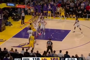 太难了！东契奇对抗防守强攻不中 球卡篮脖子&吹了争球 配图