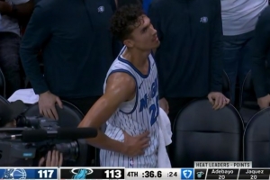 超巨失误！席尔瓦运球砸脚上出了边线 热火36.6秒落后4分有机会了 配图