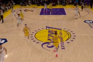 海斯被吹转换进攻犯规 贾马尔·穆雷罚球拿分后再助布朗进三分 配图