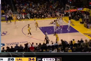 延续首节手感！斯玛特次节刚开始底角三分再中 个人第3记了！ 配图