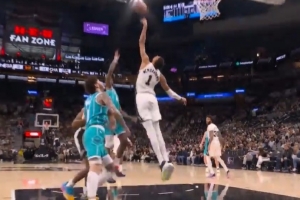 这么不信邪？迪亚巴特转身勾手被文班大帽 再强攻被干扰造成24秒 配图