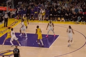 大心脏！詹姆斯吸引防守送助攻 里夫斯三分助湖人夺回领先 配图