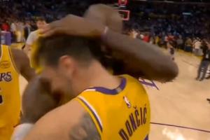 ❤️爱你！比赛结束后詹姆斯第一时间从后场狂奔回去和东契奇拥抱 配图