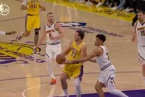 你犯规我就投！东契奇传球瞬间改投篮造成杀伤 随后2罚1中 配图