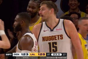 防守建功！艾顿滴水不漏贴防约基奇 大帽扇飞后者上篮 配图