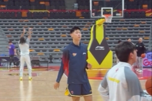 今晚上演广东生涯首秀！崔永熙早早来到球馆热身 配图