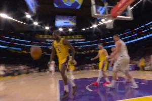 太激动了？艾顿大帽约基奇 本来可以救的球不要了 配图