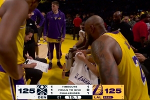 詹教练上线！湖人暂停期间 詹姆斯给队友讲解战术细节 配图