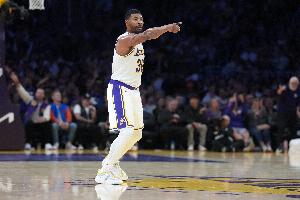 DPOY!斯玛特15中8得21分3板2助5断1帽 关键防守+三分太硬了 配图