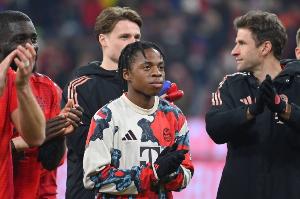 拜仁官方：17岁小将维斯多姆·麦克训练中髋部肌肉受伤，需要手术 配图