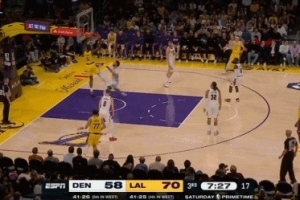 终于硬气一把！里夫斯随手一抛 艾顿单手指天后空接暴扣！ 配图