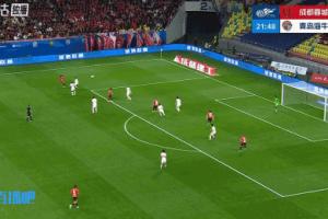 有点抽象！胡荷韬左路传中，拜合拉木凌空抽射奔着边线去了 配图