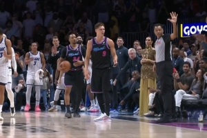 这球怎么看？热火落后4分拉松发球被吹5秒违例 斯波场边直接气炸 配图