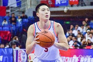 解说:胡明轩的伤还没好透 广东现在面临的困难太大了 配图