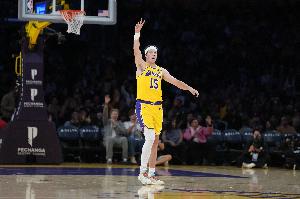 兢兢业业!里夫斯半场8中5&三分3中2拿到12分2板 首节10分 配图