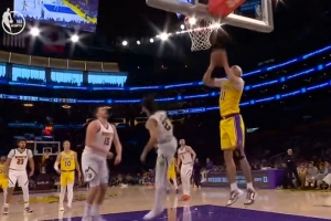 闲庭信步！肯纳德持球连续晃动 抛传助攻海斯起飞暴扣 配图